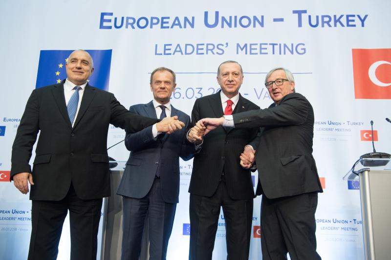 Symbolic handshake between Boyko Borissov, Donald Tusk, Recep Tayyip Erdoğan and Jean-Claude Juncker