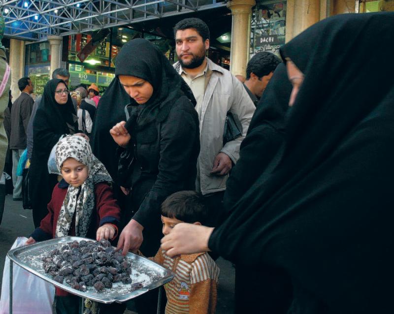 Iraanse jongeren achter de sluiter