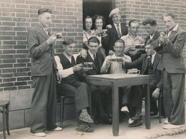 Familie, vrienden en klanten voor de herberg van de familie Dirkx in Molenbeersel.