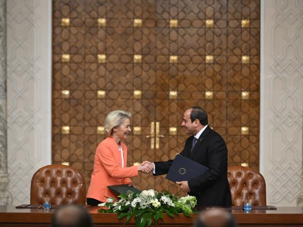 Handshake between Abdel Fattah al-Sissi and Ursula von der Leyen