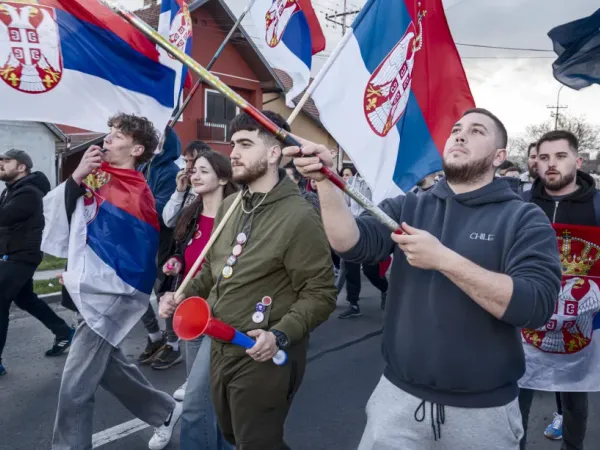 Politieaanwezigheid tijdens een demonstratie in Kula,